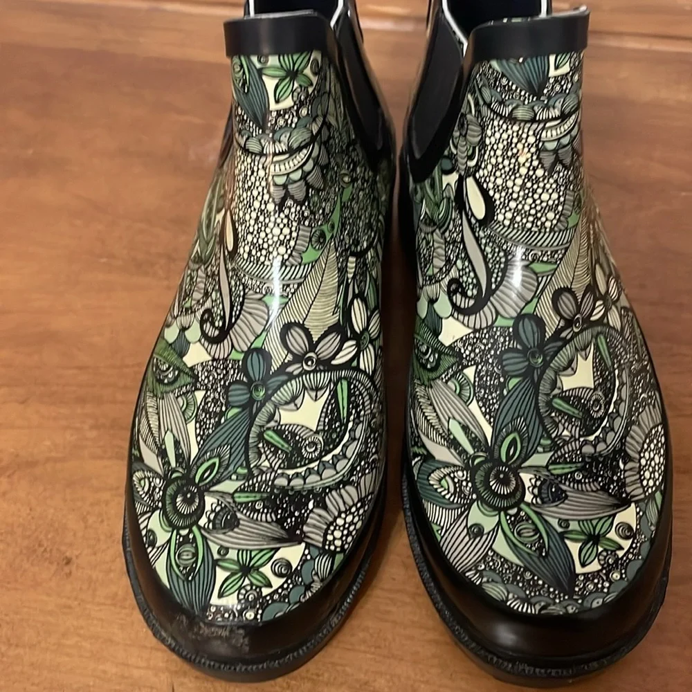 SAKROOTS Rhyme Ankle Rain Boots Size 7